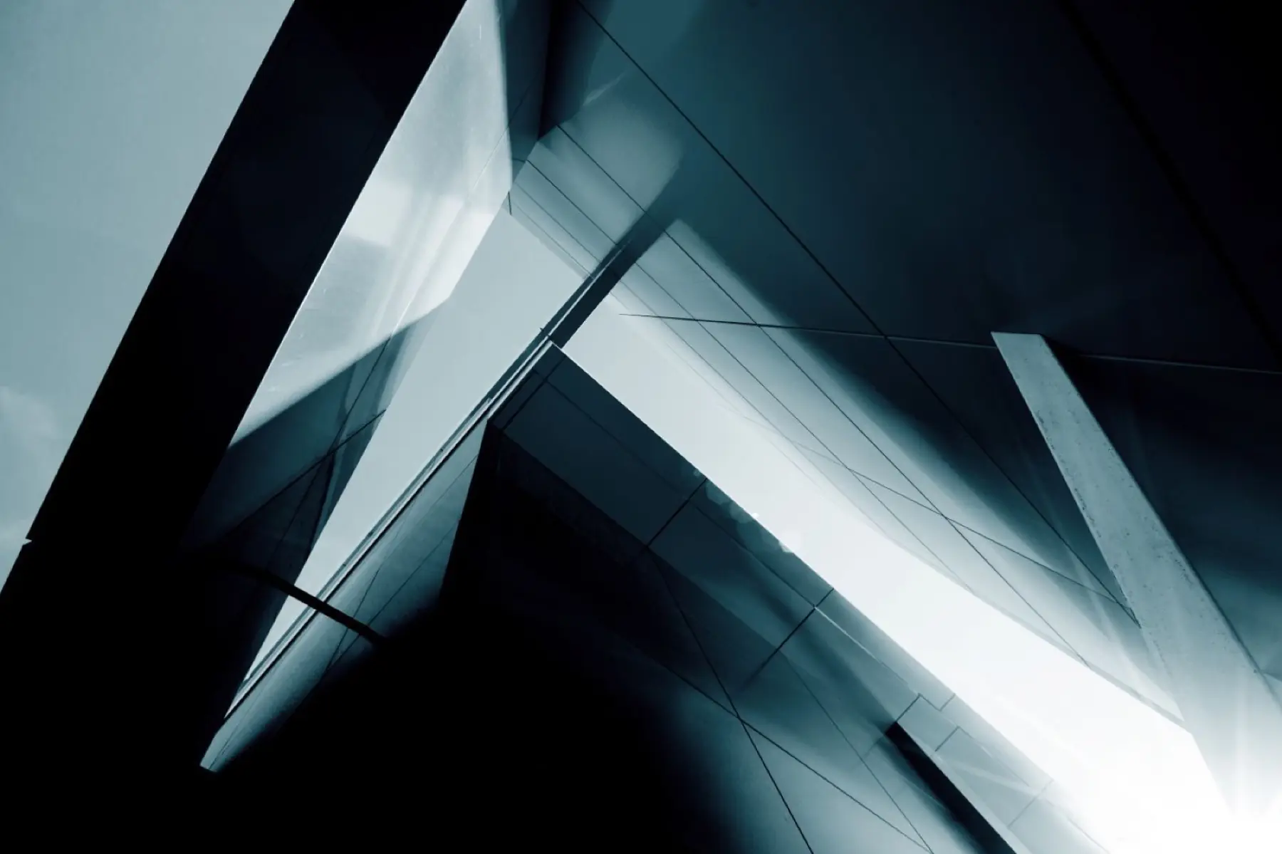Glass facade, the photograph community.lechley.com opens on